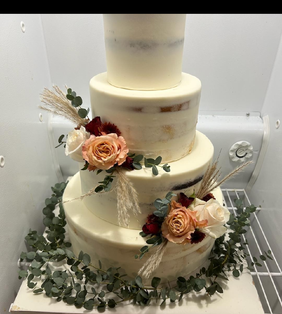 Flowers for a fall wedding on a cake